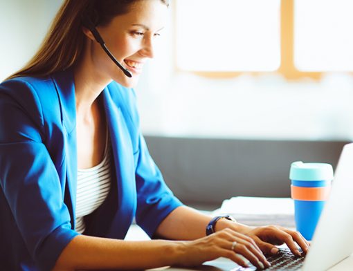 Funcionário satisfeito no ambiente de trabalho, causando boa impressão no atendimento ao cliente