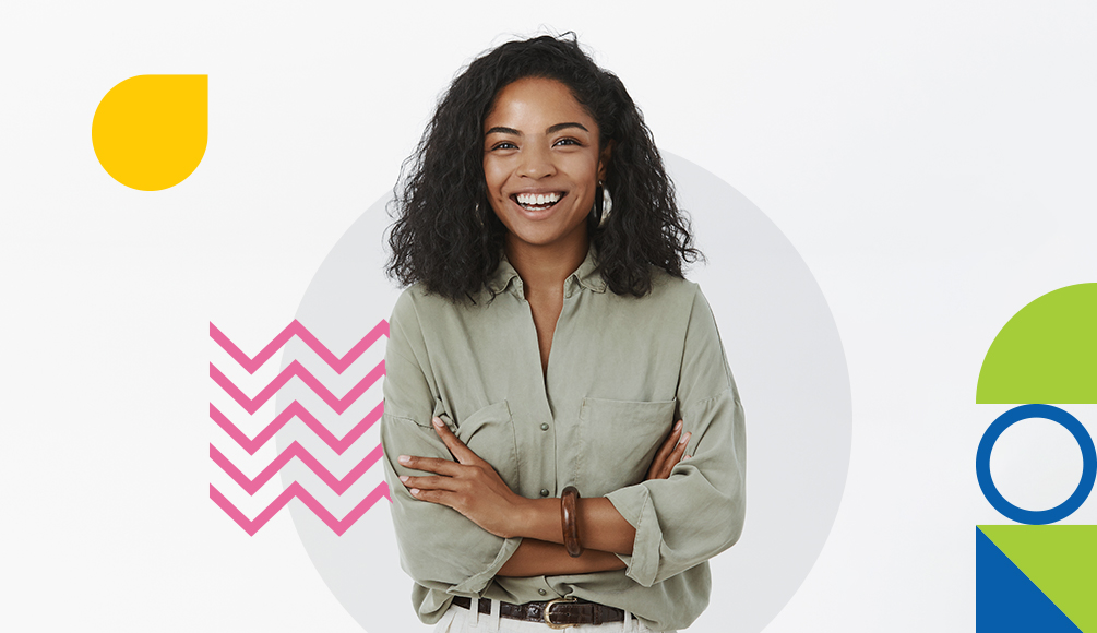 Mulher negra, cabelos cacheados soltos, braços cruzados, sorrindo. O tema do artigo: 7 dicas para criar um modelo de negócios centrado em customer experience e gerar lucro